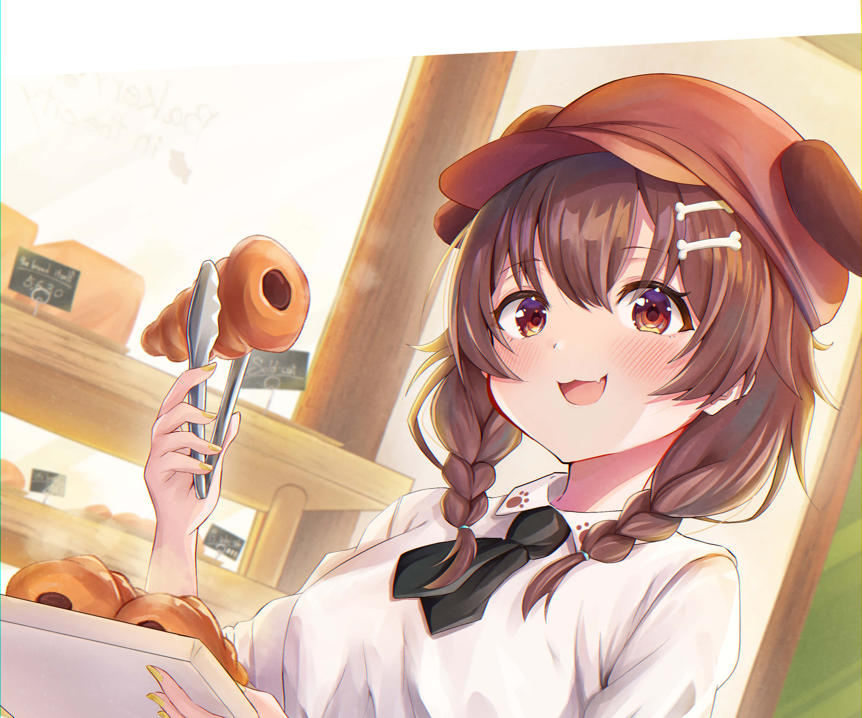 Inugami Korone 桌布 壁紙 — 一個戴著烘焙帽的開朗動漫女孩，微笑著拿著一個甜甜圈，溫暖的燈光充滿了店鋪。
