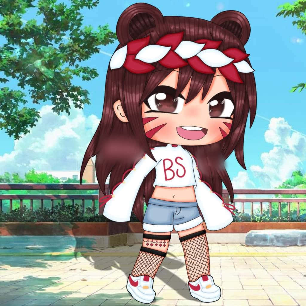 Gacha 桌布 壁紙 — 一個戴著熊耳朵和紅白頭帶的可愛Q版動漫女孩，在陽光明媚的戶外橋上微笑站立。