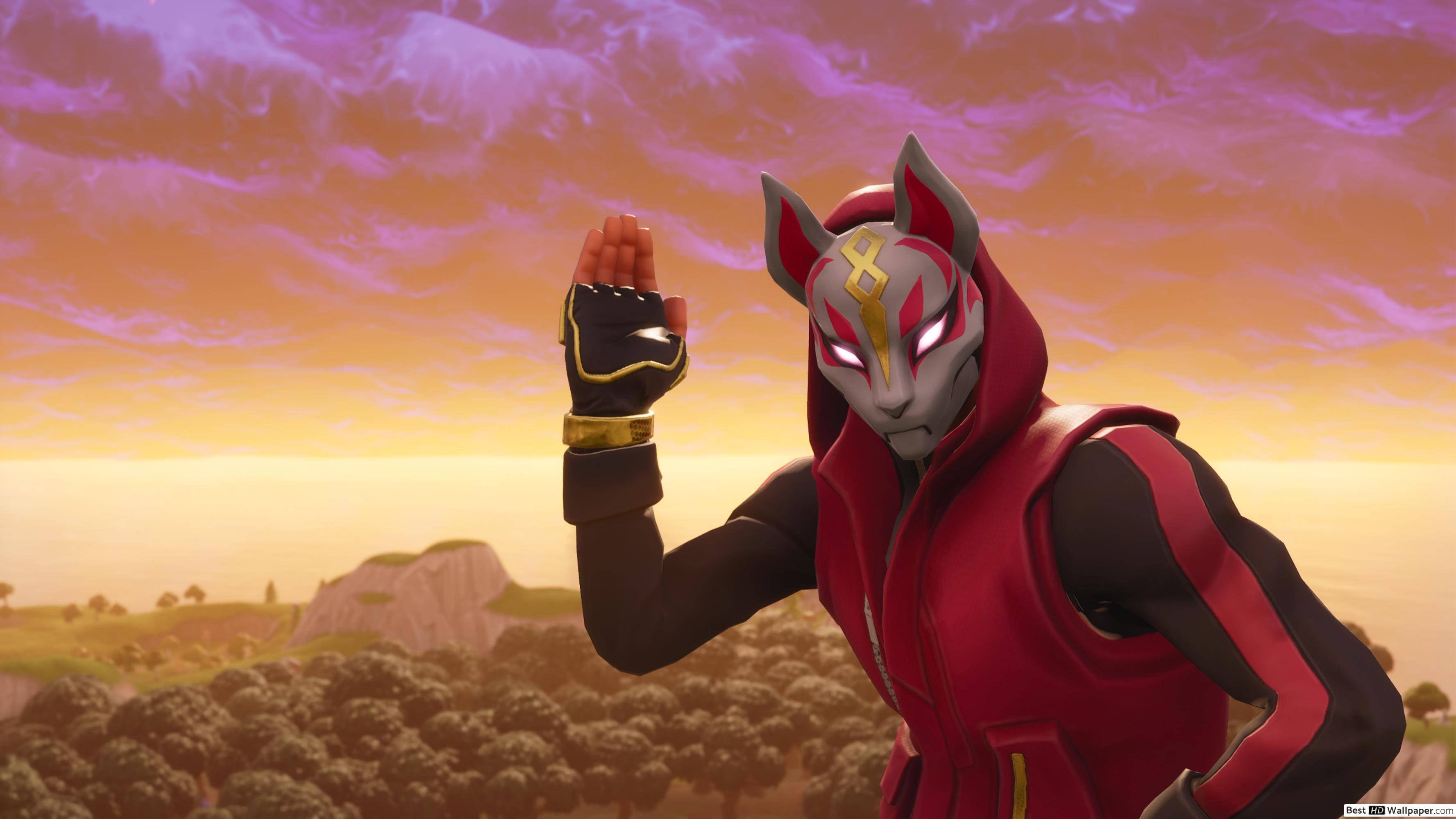 Fortnite 桌布 壁紙 — 一個戴著狐狸面具的 Fortnite 角色，身穿紅色裝備，在森林景觀上方的 vibrant 日落天空下揮手。