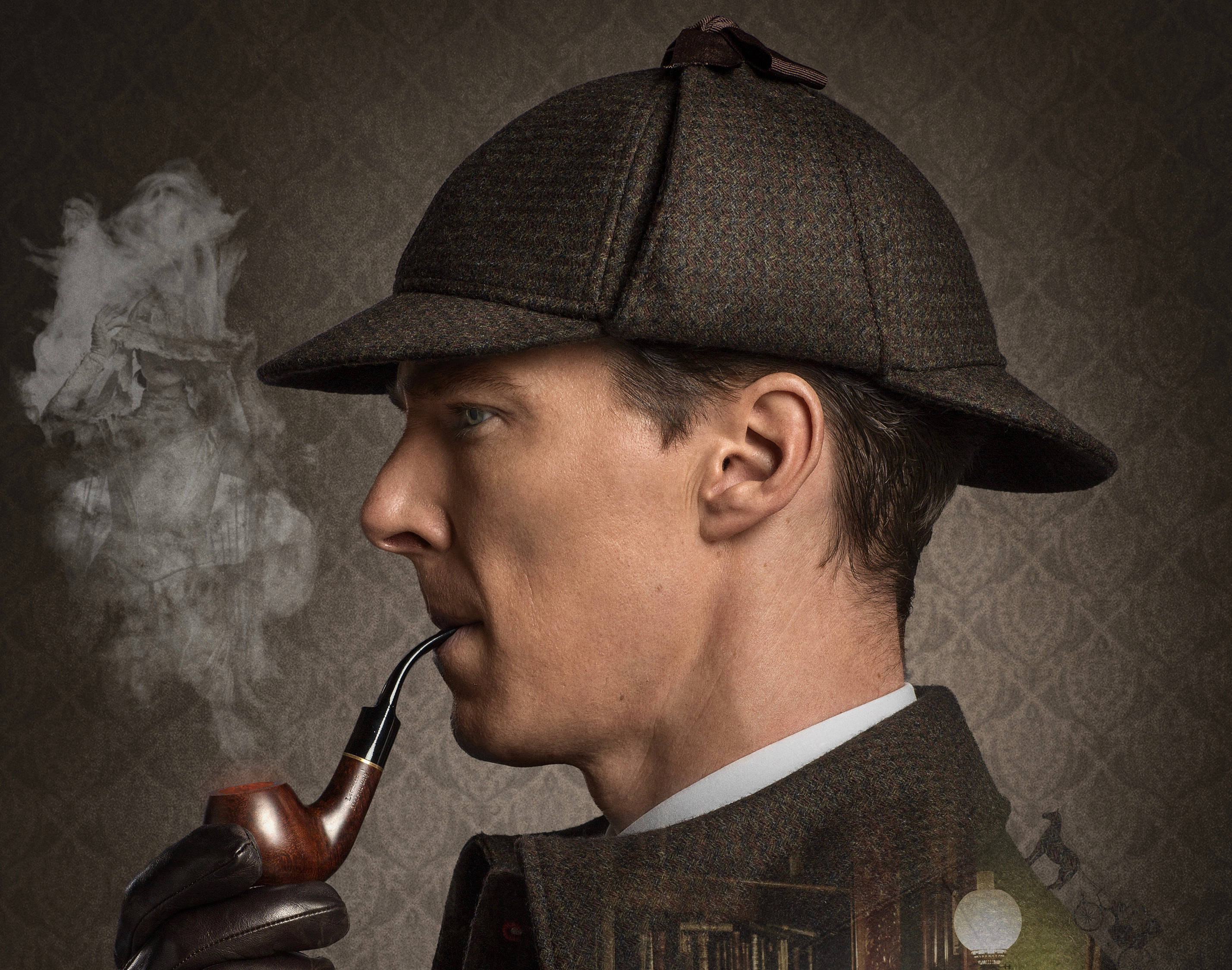 Sherlock 桌布 壁紙 — 一個戴著獵鹿帽的男人對著有鬼影在煙霧中旋轉的圖案壁紙抽煙斗。