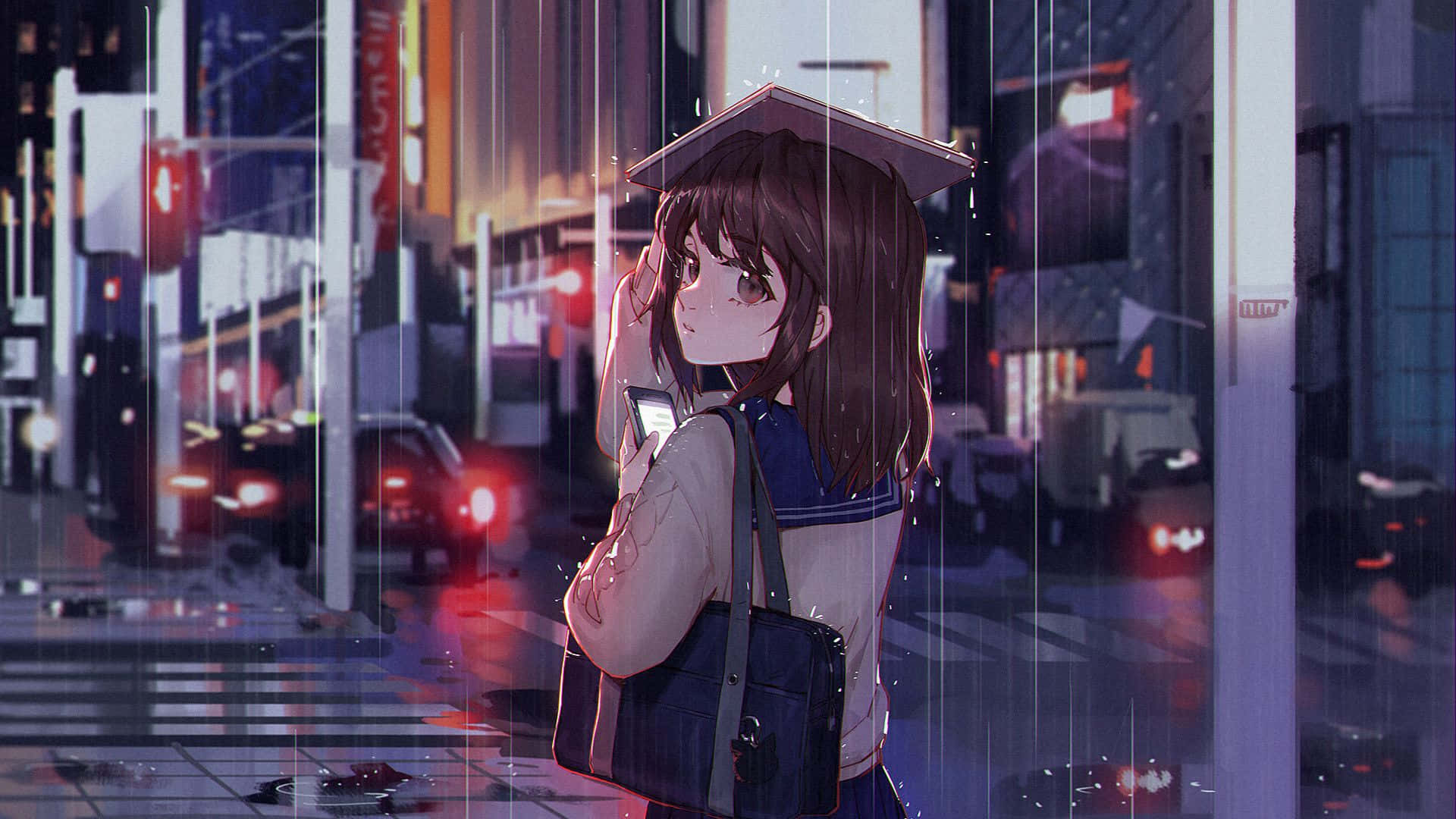 動漫女孩 桌布 壁紙 — 一個戴著畢業帽的年輕動漫女孩獨自站在夜晚雨中的霓虹燈城市街道上，拿著手機。