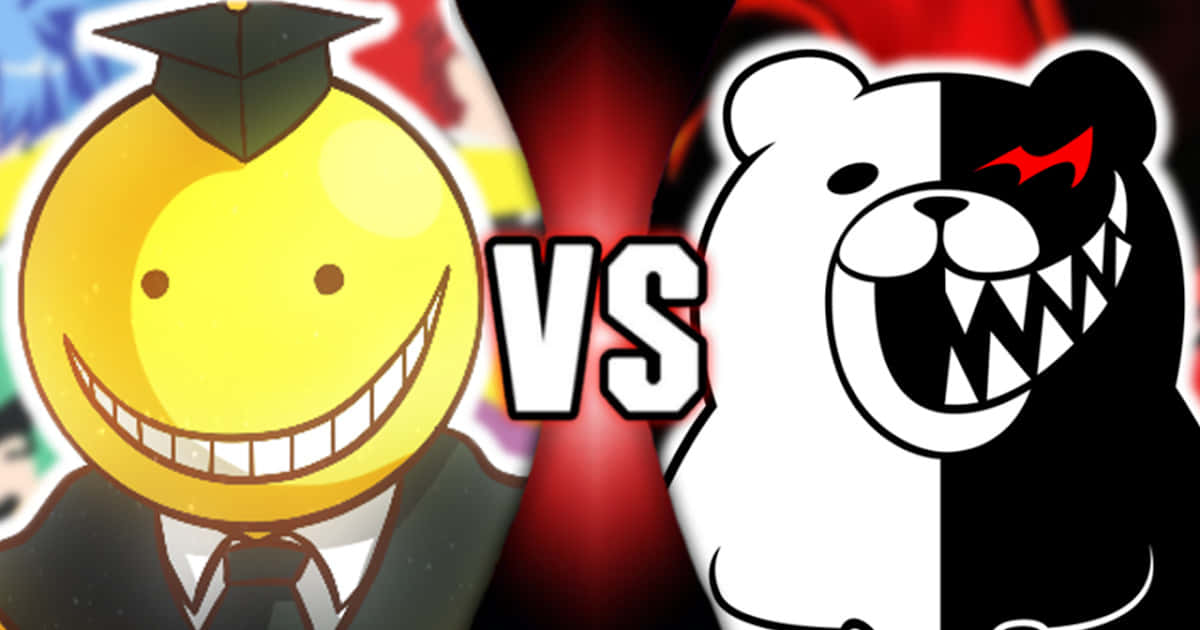 Koro Sensei 桌布 壁紙 — 一個戴著畢業帽的黃色笑臉，面對一隻有尖牙和紅眼的黑白熊。