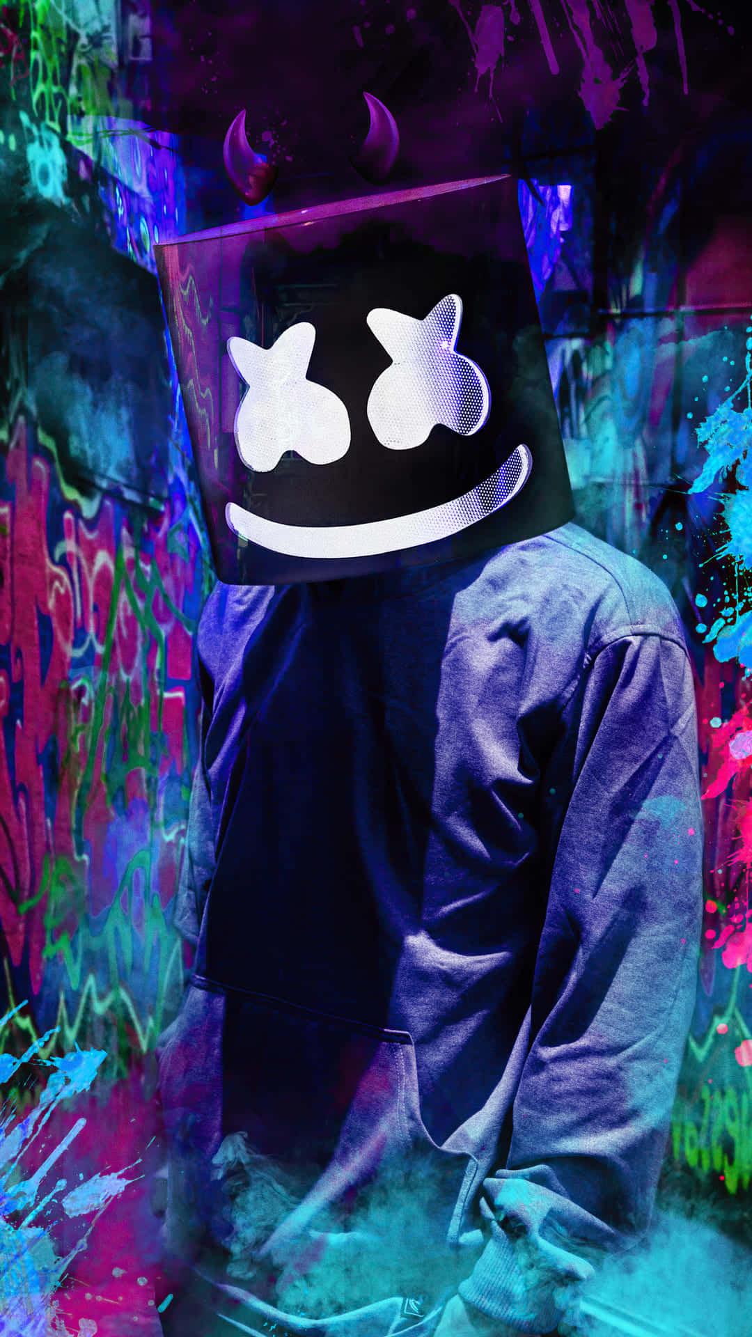 Marshmello 動態圖 桌布 壁紙 — 一個戴著發光Marshmello面具、帶有惡魔角的人物，站在充滿活力的塗鴉和霓虹飛濺之中。