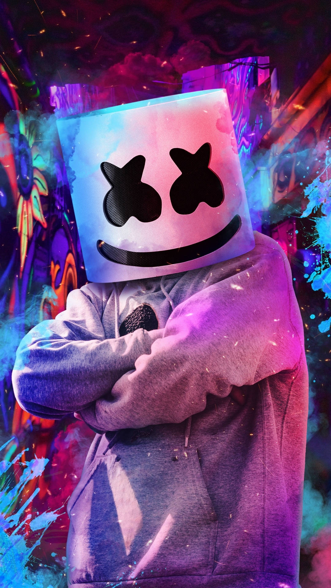 DJ Marshmello 戴著發光頭盔，雙臂交叉，站在色彩繽紛的塗鴉牆前。 — Marshmello 動態圖 壁紙