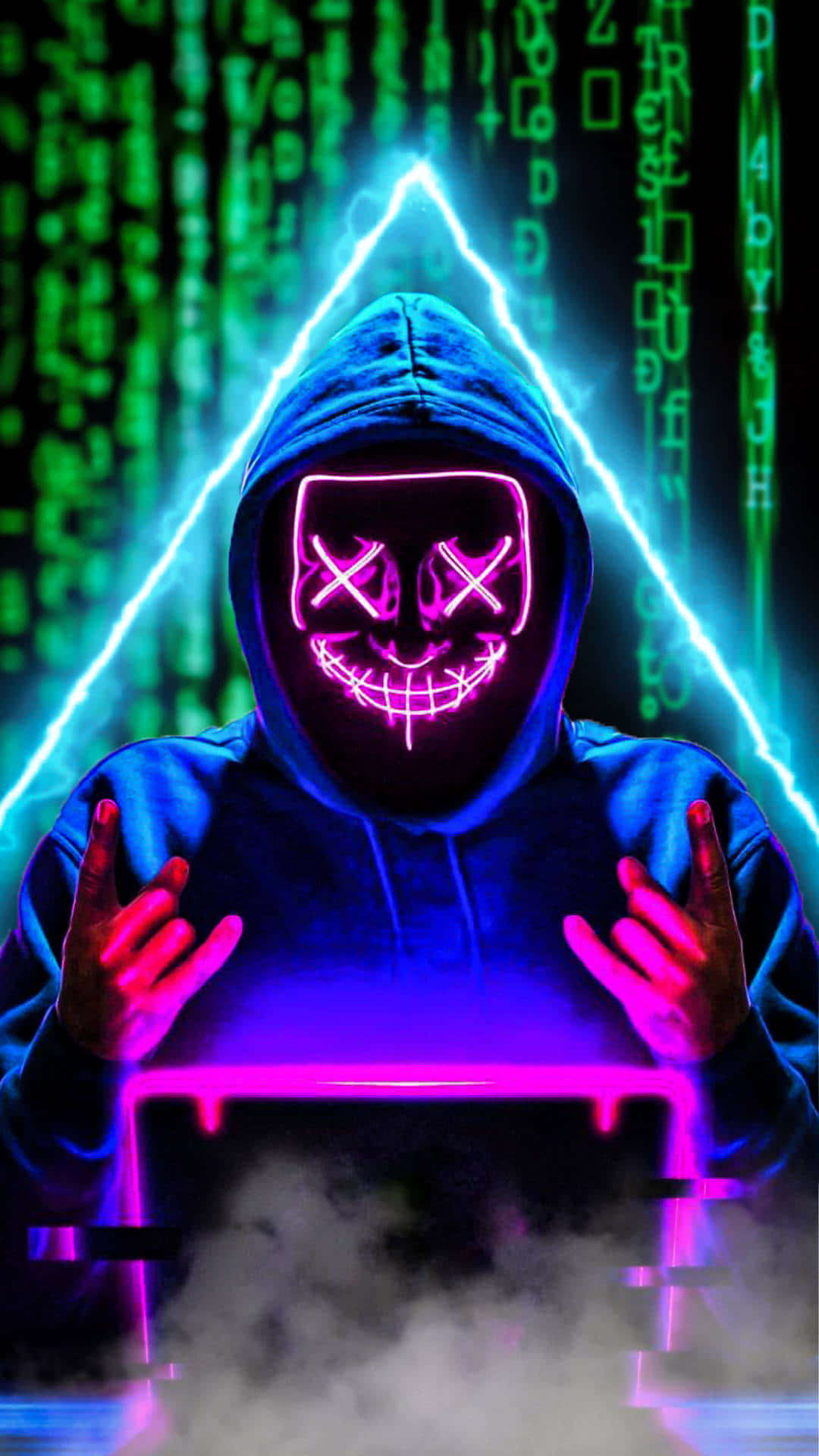 Hacking 桌布 壁紙 — 一個戴著發光粉紅色面具和霓虹藍色連帽衫的人物站在筆記型電腦前，周圍環繞著綠色數位代碼和電藍色閃電。