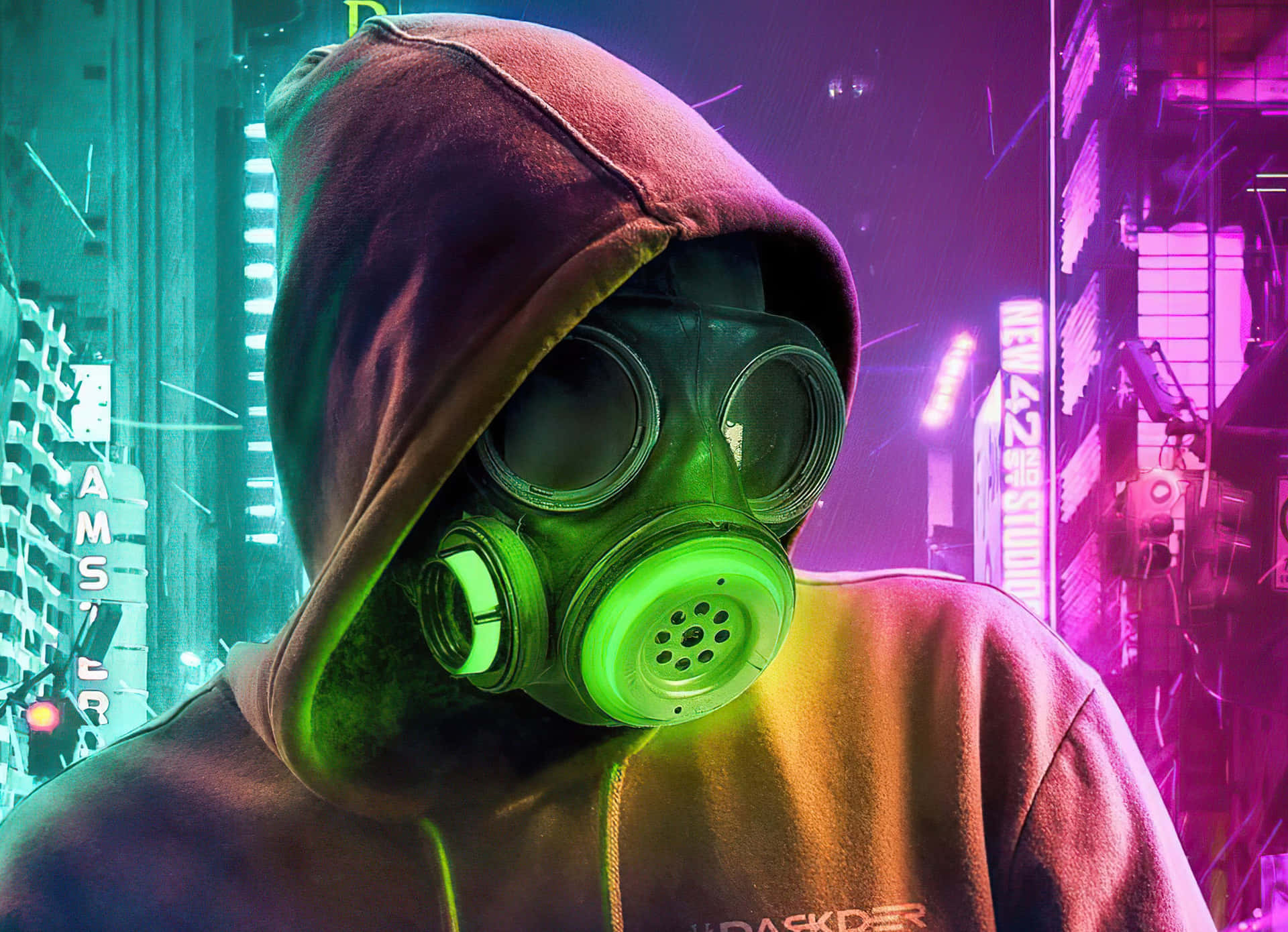 toxic 桌布 壁紙 — 一個戴著發光綠色防毒面具的兜帽人物，站在夜晚霓虹燈閃爍的賽博龐克城市景觀中。