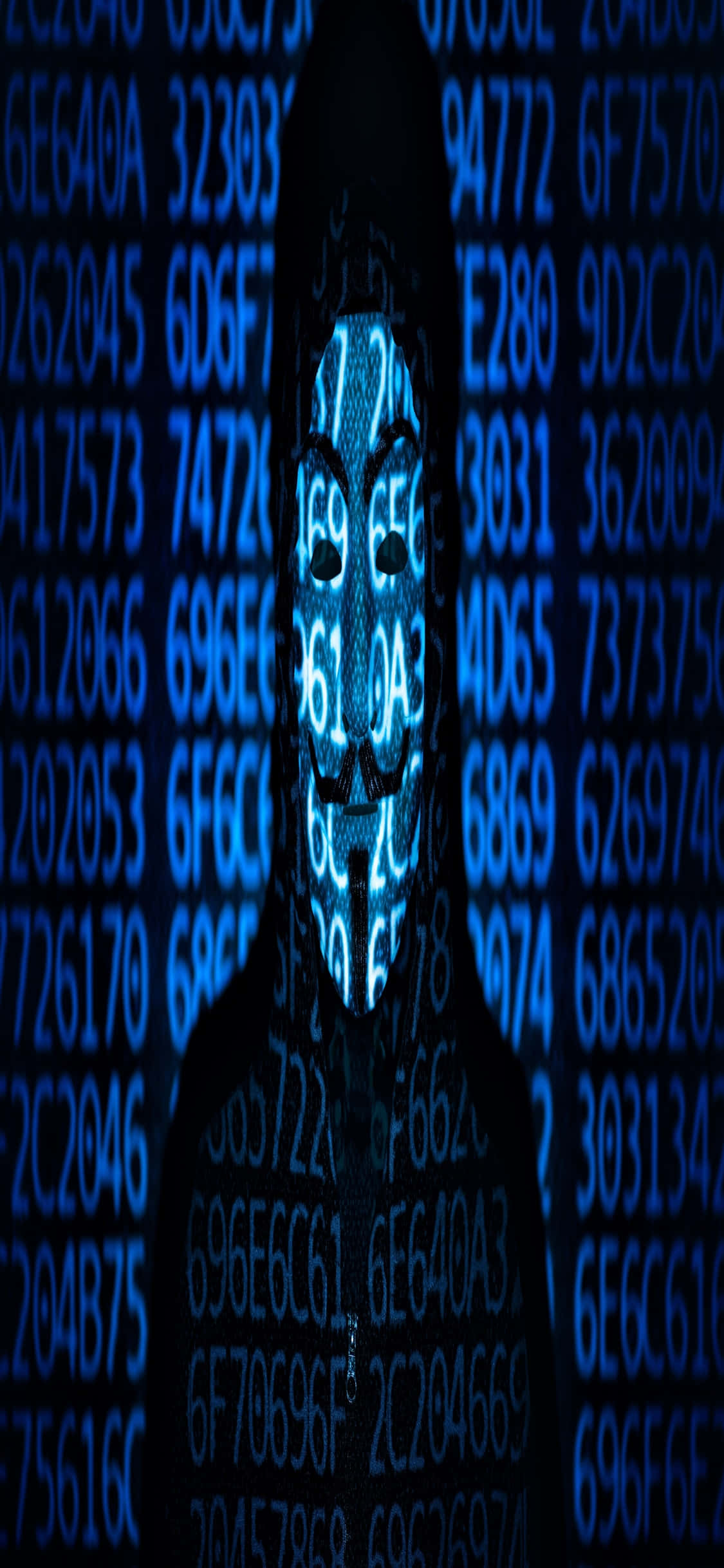 程式設計 桌布 壁紙 — 一個戴著發光藍色 Guy Fawkes 面具的連帽人物，站在黑暗 cyberpunk 場景中傾瀉的數位代碼之間。
