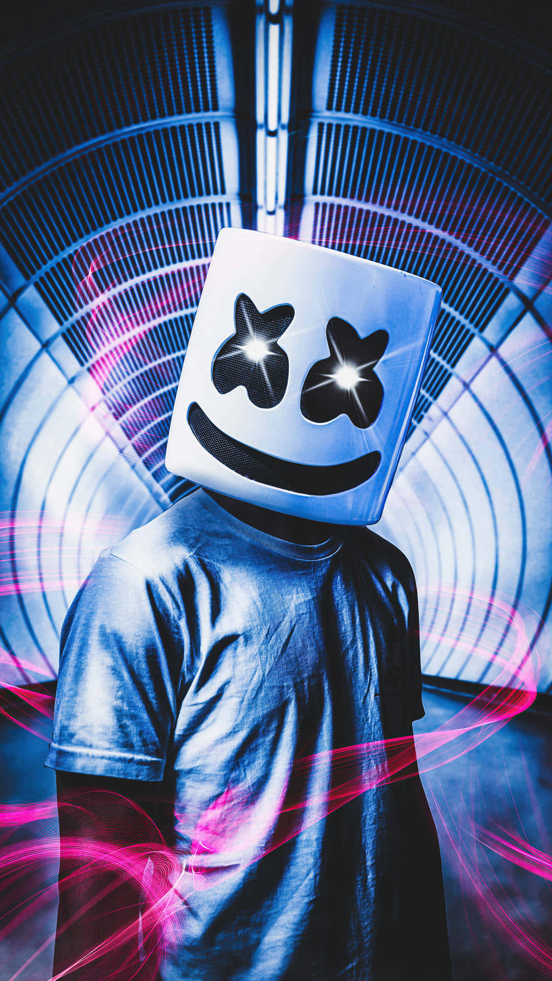 Marshmello 動態圖 桌布 壁紙 — 一個戴著發光藍色方形面具、有星星眼睛的人，站在旋轉的霓虹粉紅和藍色隧道背景前。