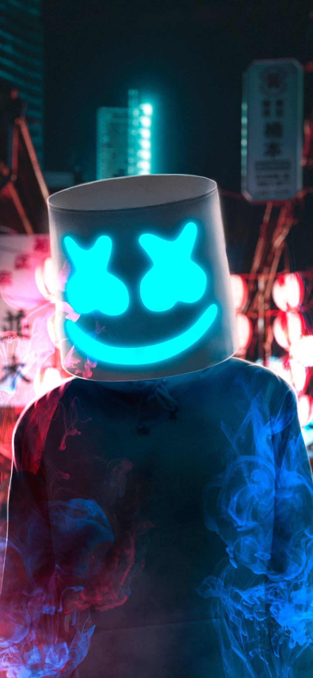 Marshmallow Dj 桌布 壁紙 — 一個戴著發光藍色笑臉頭盔的人物，站在霓虹燈光和旋轉煙霧中，構成充滿活力的城市夜景。