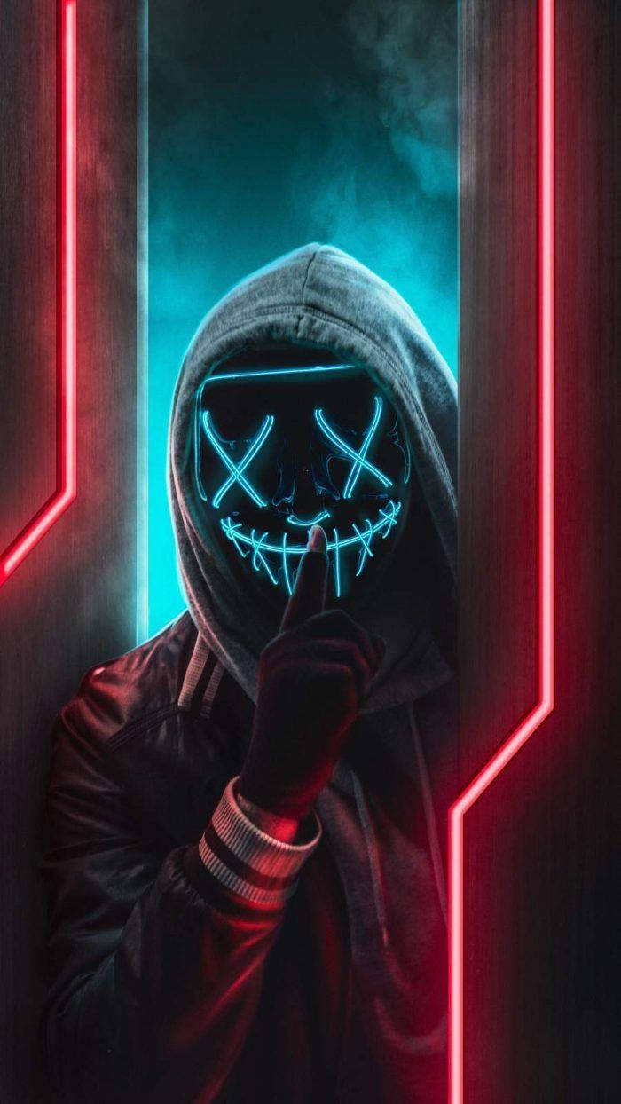 hacker 3d 桌布 壁紙 — 一個戴著發光藍色面具、眼睛呈X形、嘴巴縫合的人物，在煙霧瀰漫的藍綠色背景下，被紅色霓虹燈光包圍，將手指放在嘴唇上。