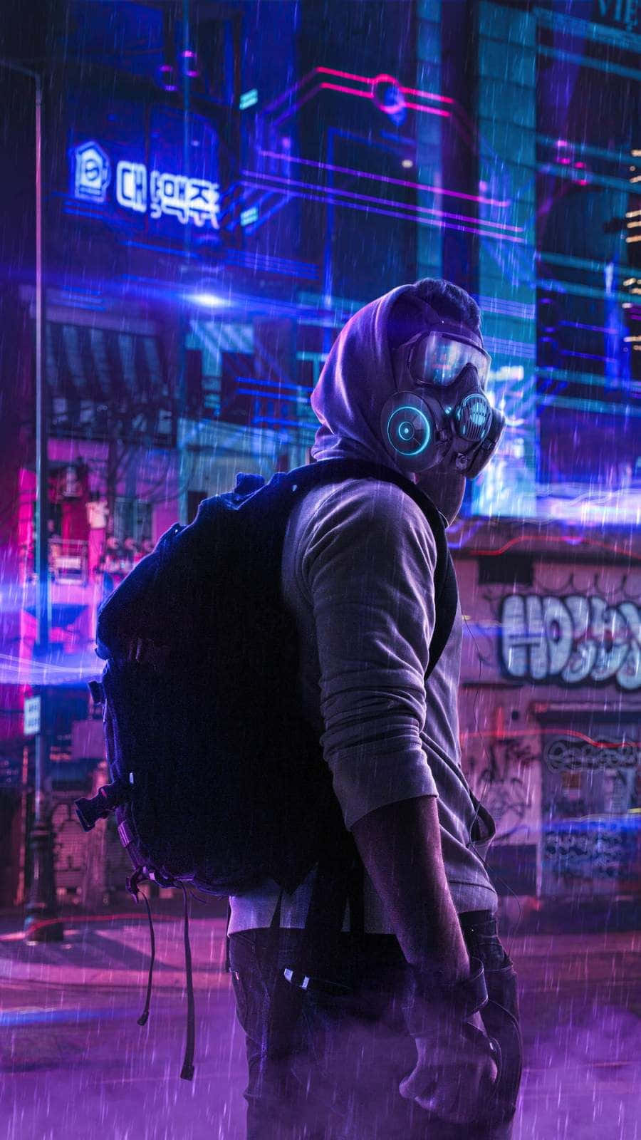 桌布 壁紙 — 一個戴著發光護目鏡的兜帽人物，站在雨濕的霓虹 cyberpunk 城市景觀中，周圍是鮮豔的紫色和藍色燈光。