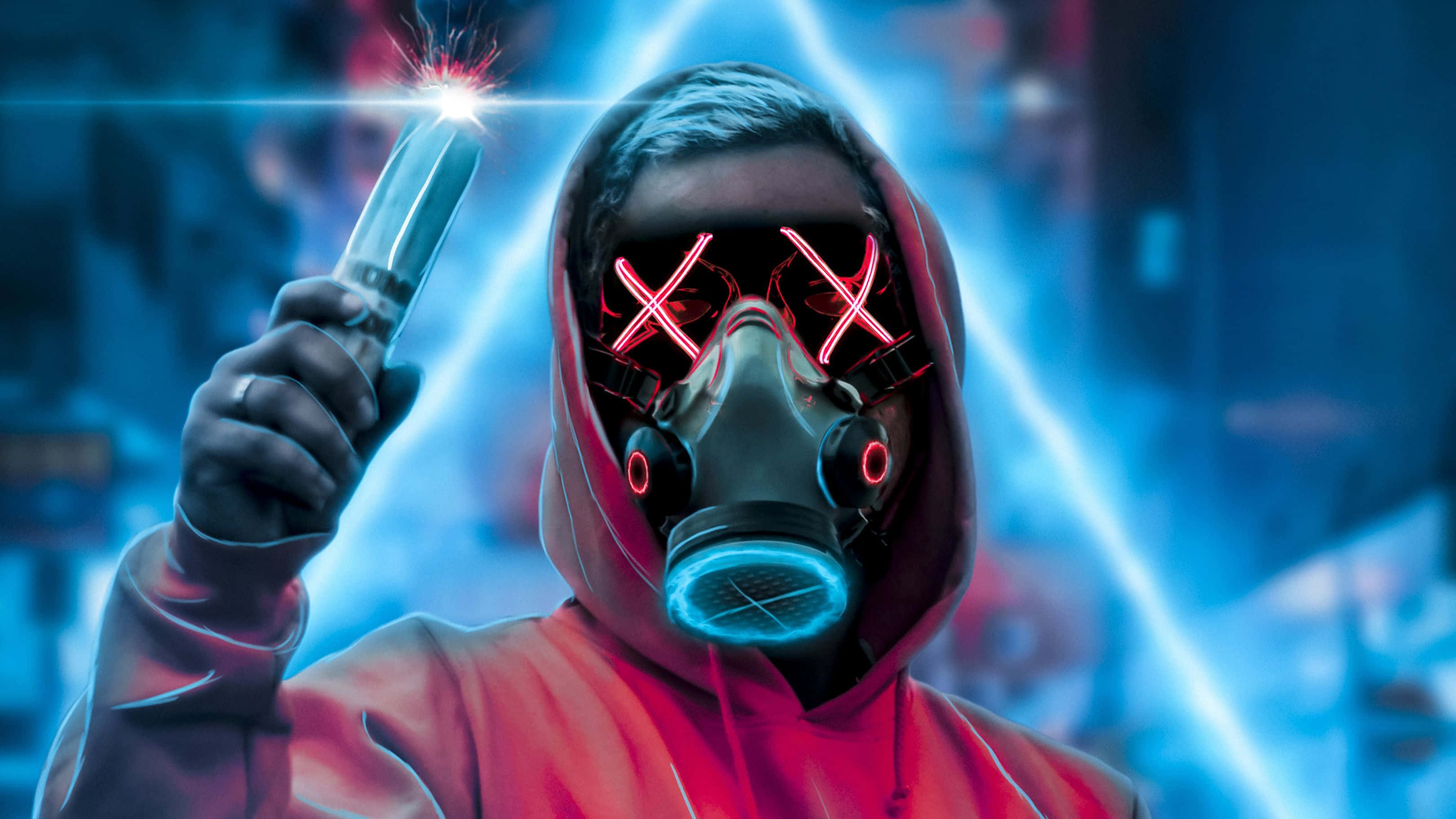 Mask 桌布 壁紙 — 一個戴著發光防毒面具、眼睛為紅色X形狀的兜帽人物，在霓虹藍色賽博龐克背景下拿著一個火花四濺的工具。