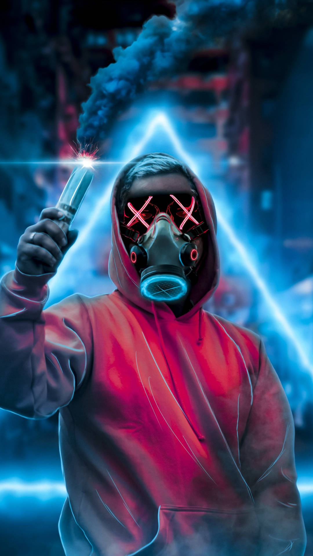 iPhone 11 桌布 壁紙 — 一個戴著發光防毒面具的連帽人物，在霓虹燈照亮的城市背景下手持一把火花四濺的武器。