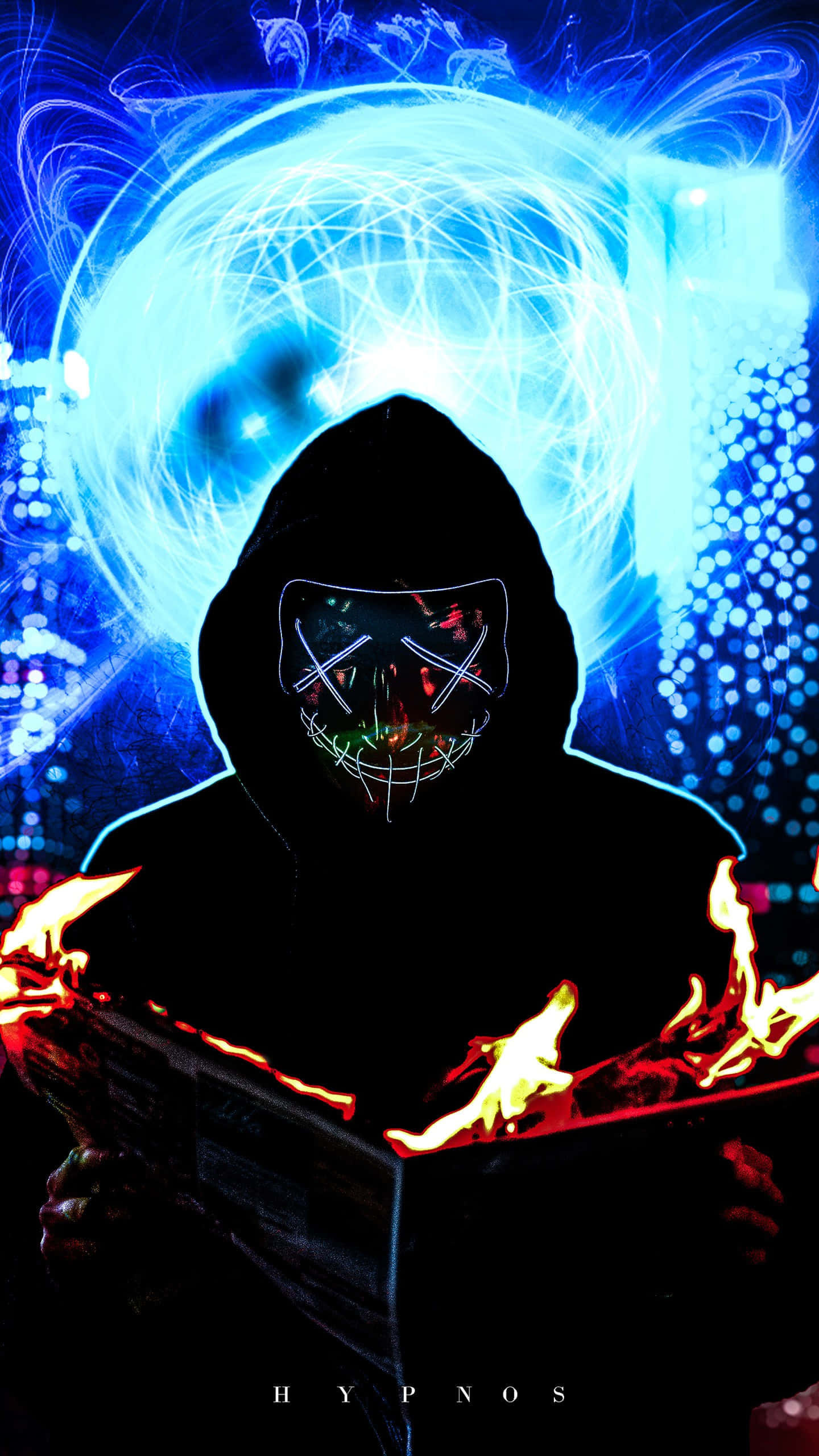 Mask 桌布 壁紙 — 一個戴著發光面具的兜帽身影，在耀眼的藍色能量球下拿著一本燃燒的書。