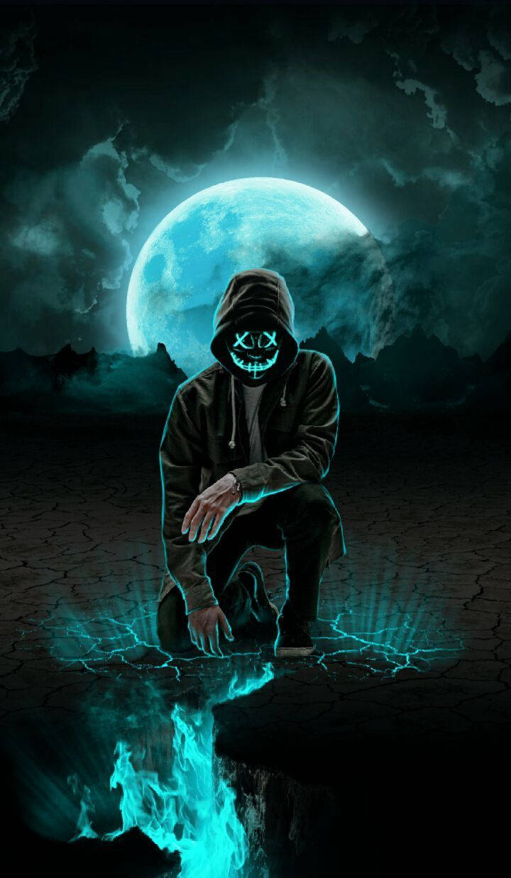 霓虹月亮 桌布 壁紙 — 一個戴著發光骷髏面具的兜帽身影跪在龜裂的大地上，下方是巨大的藍色月亮，地面噴出電藍色的火焰。