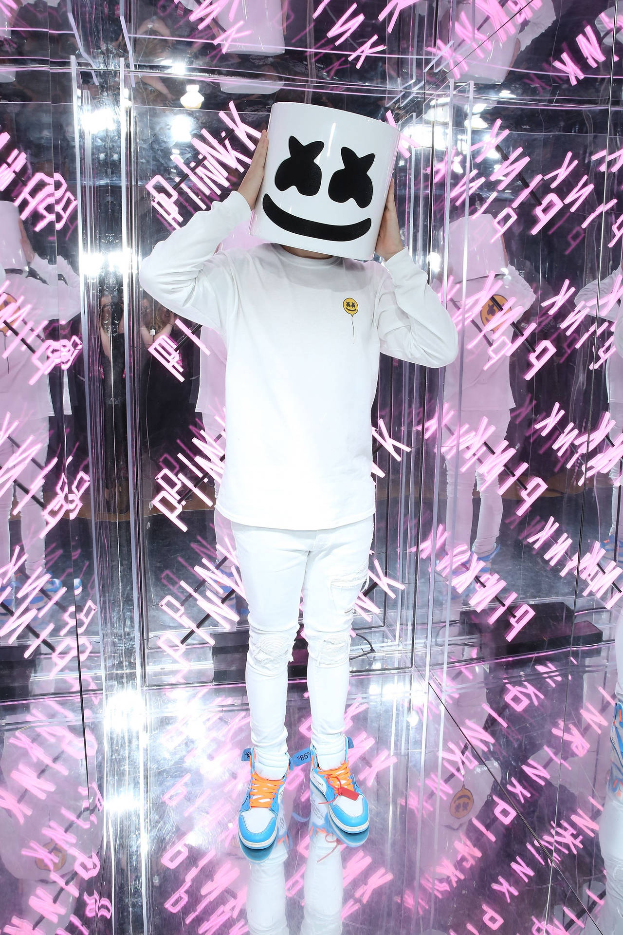 在發光粉紅色鏡子房間中戴著Marshmello面具的人。 — Marshmello 動態圖 壁紙