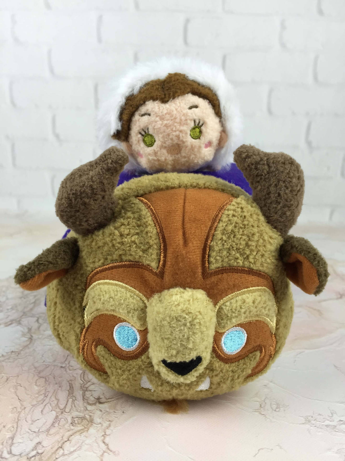 毛絨貝兒騎著毛絨野獸在大理石表面上。 — Tsum tsum 壁紙