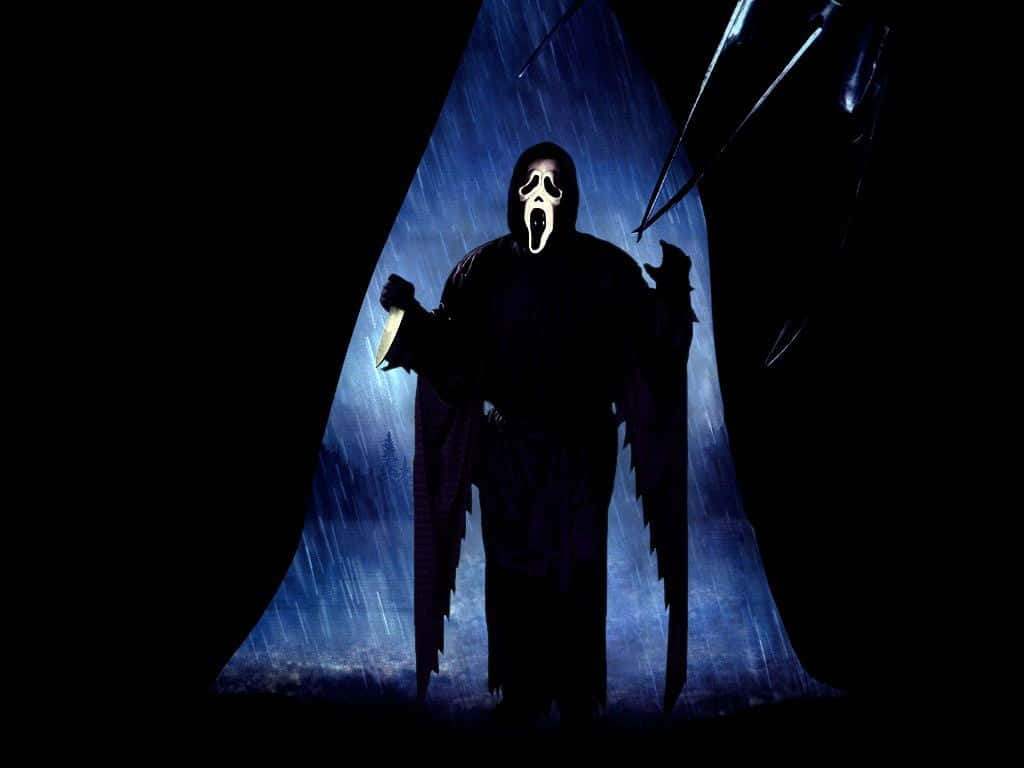 horror villains 桌布 壁紙 — 一個戴著白色尖叫面具的兜帽人物站在雨淋濕的黑暗門口，在藍光下拿著一把刀。