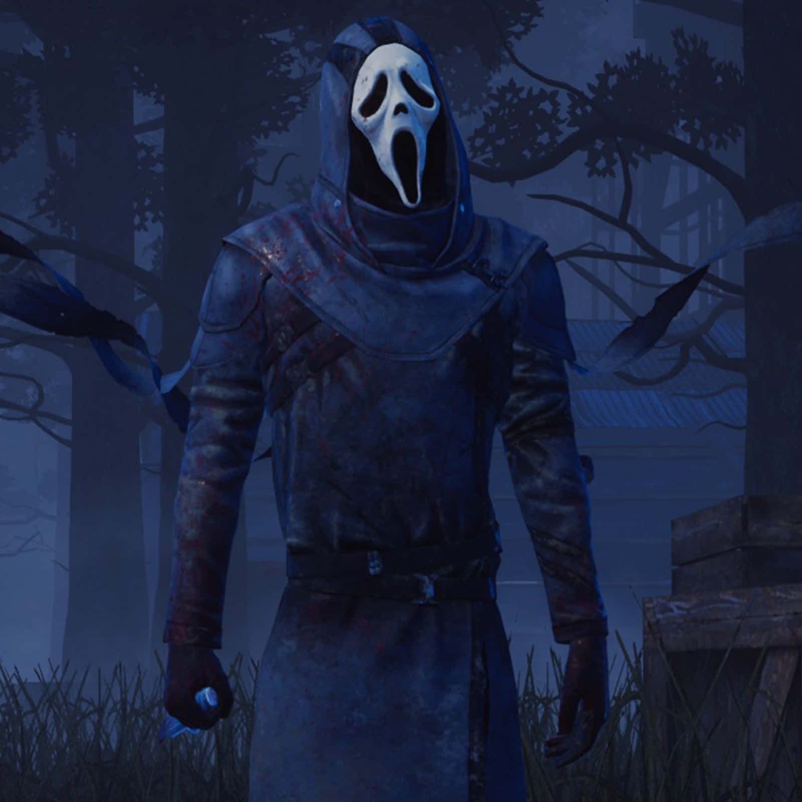 Dead By Daylight Killers 桌布 壁紙 — 一個戴著白色尖叫面具的兜帽人物站在迷霧森林中，在詭異的藍色月光下拿著一把刀。