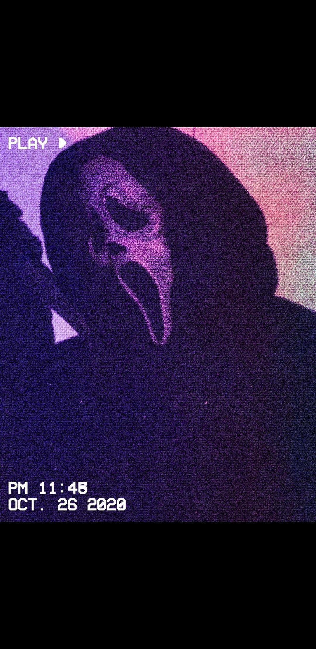 Spooky 桌布 壁紙 — 一個戴著白色尖叫面具的鬼魅身影在紫色燈光下發光，帶有復古VHS故障效果。