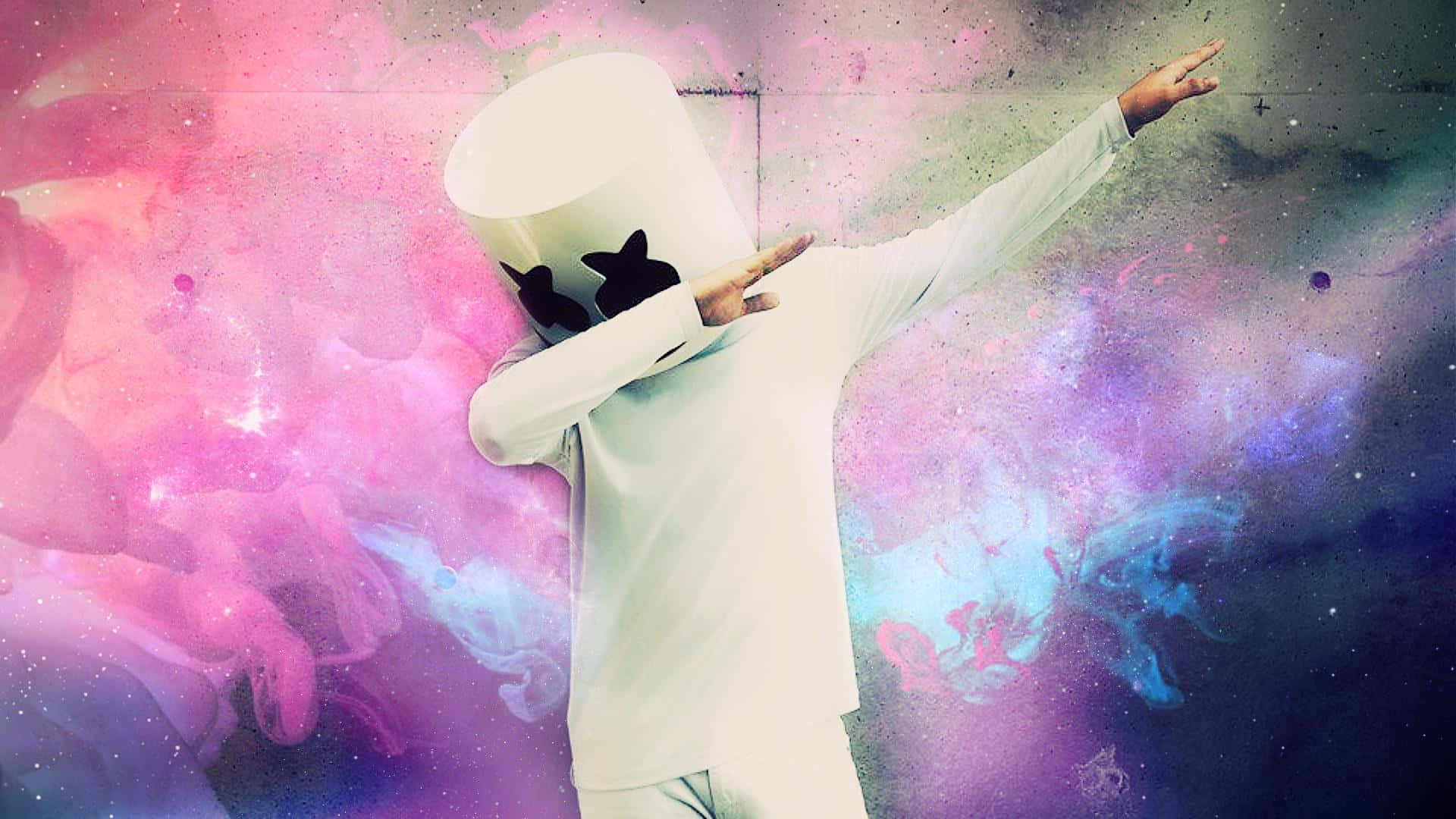 Marshmello 動態圖 桌布 壁紙 — 一個戴著白色棉花糖頭盔的人物在粉紅、紫色和藍色色調的宇宙星雲前擺姿勢。