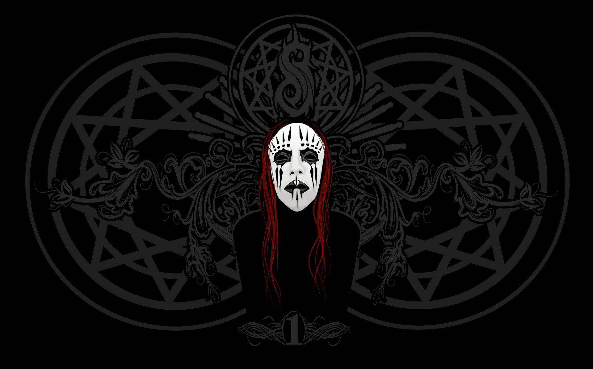 Joey Jordison 桌布 壁紙 — 一個戴著白色華麗面具、紅髮的人物，站在深色背景上複雜的黑色五角星符號前。