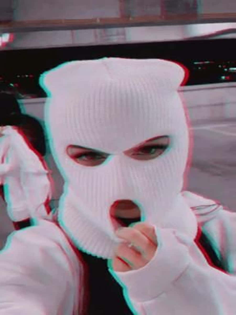 Ski Mask Girl 桌布 壁紙 — 一個戴著白色針織巴拉克拉法帽、帶有紅色和青色色差效果的人，正強烈地凝視著相機。