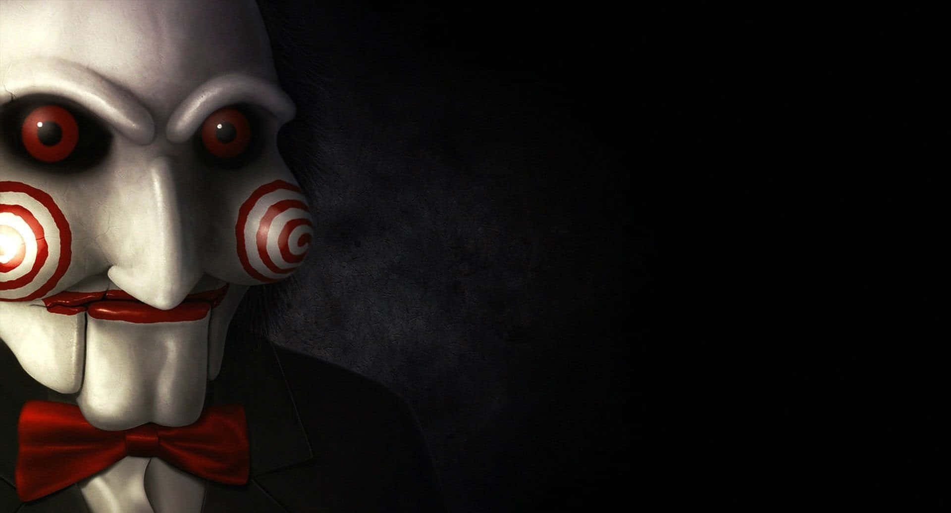 Horror Masks 桌布 壁紙 — 一個戴著白色面具、帶有紅色螺旋臉頰和發光紅眼的威脅性人物，在黑暗煙霧背景中凝視。