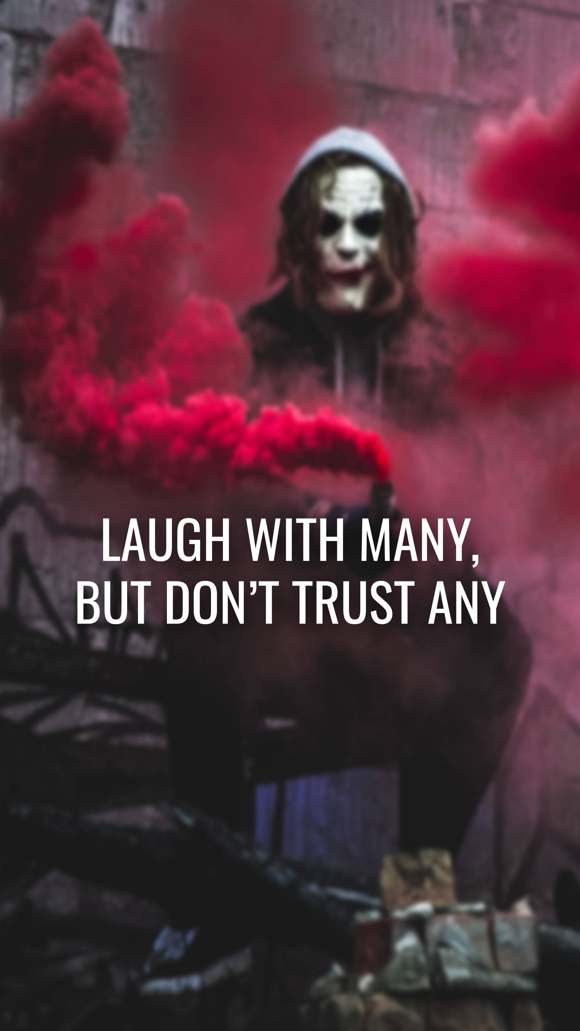 trust 桌布 壁紙 — 一個戴著白色面具和連帽衫的威脅人物，站在旋轉的紅煙中，背景是粗糙的城市景觀。