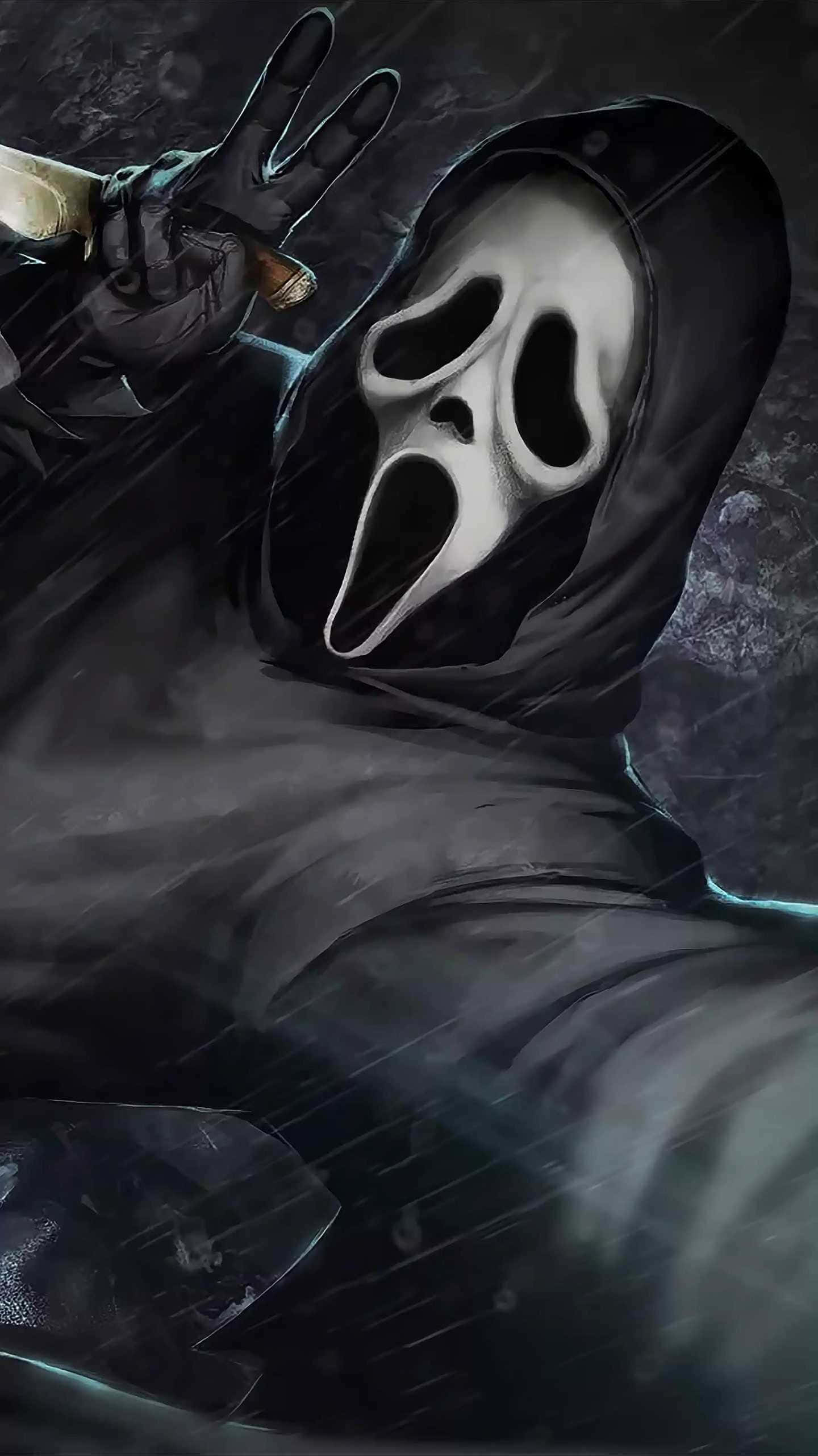 Scream Ghostface 桌布 壁紙 — 一個戴著白色鬼臉面具的兜帽人物在雨中拿著刀並做出和平手勢。