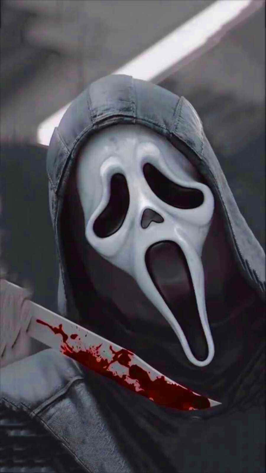 Ghostface Aesthetic 桌布 壁紙 — 一個戴著白色鬼臉面具的威脅人物，在模糊的城市背景下拿著一把沾滿血的刀。
