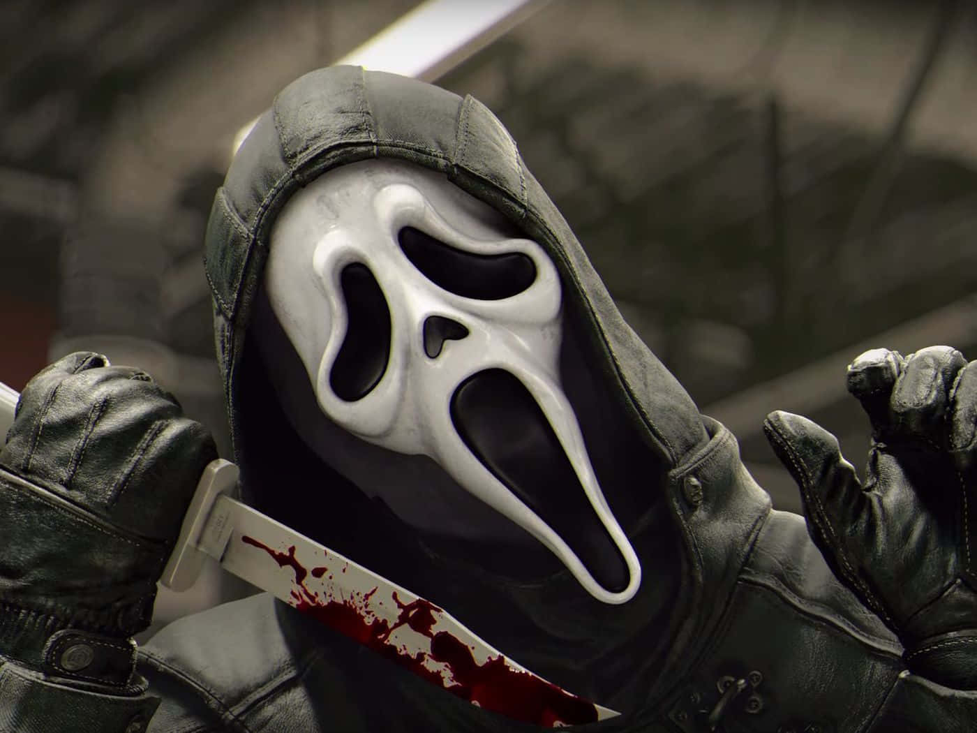 Dead By Daylight 桌布 壁紙 — 一個戴著白色鬼面具、身穿黑色連帽衫的威脅人物，在陰暗的城市環境中緊握著一把血淋淋的刀。