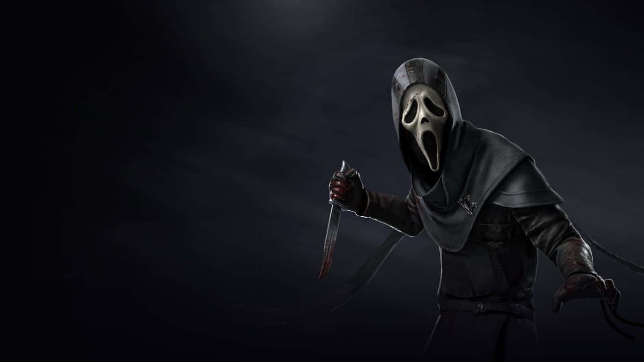 Dead By Daylight 桌布 壁紙 — 一個戴著白色鬼面具、身穿黑色長袍的可怕人物，在陰暗背景下手持一把沾血的刀。
