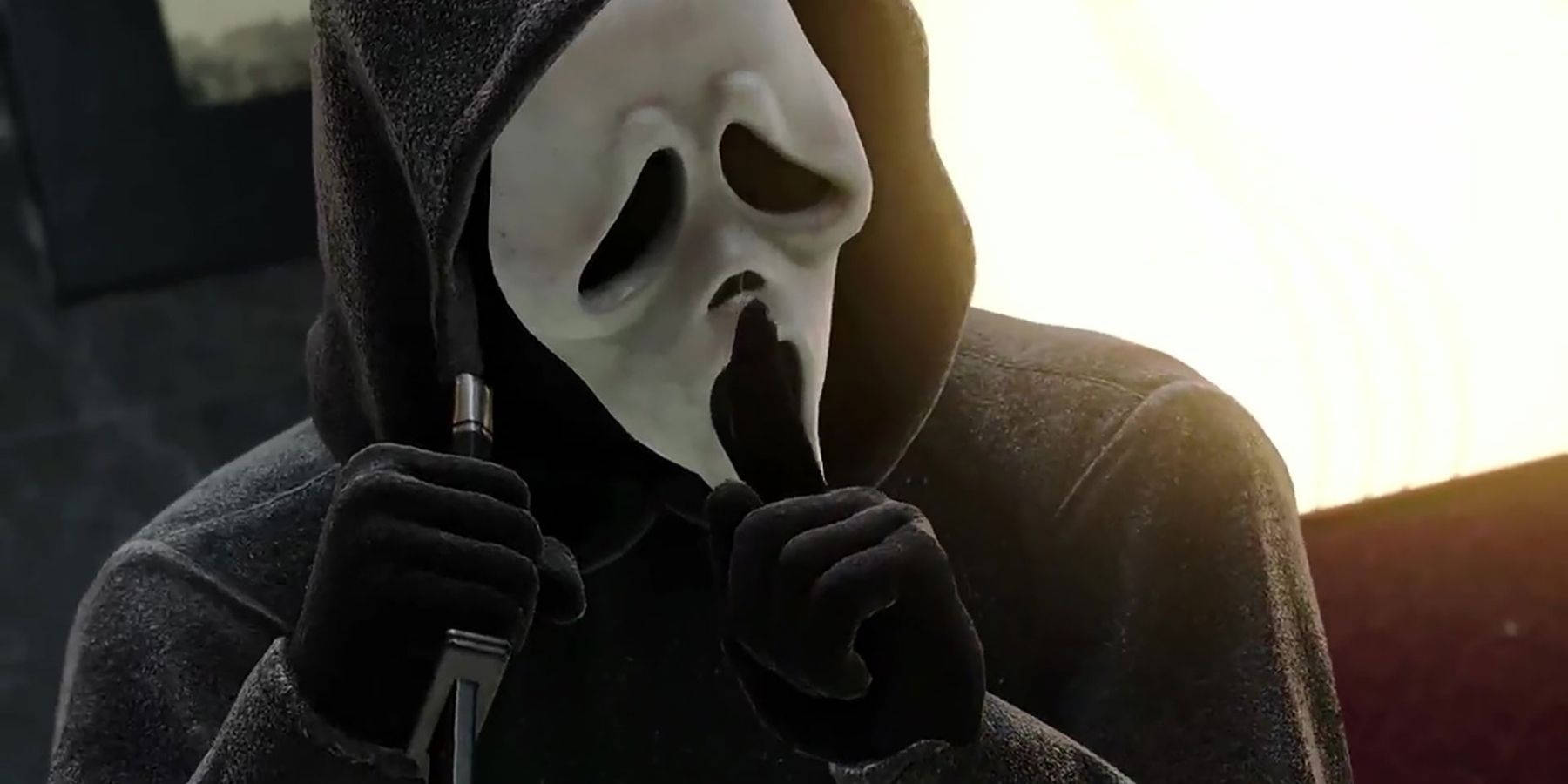 鬼臉殺手 桌布 壁紙 — 一個戴著白色鬼面具和深色連帽衫的人物，在明亮的日落背景下，手持一把刀，並將手指放在嘴唇上做出安靜的手勢。