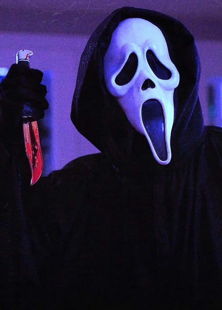 Horror Icons 桌布 壁紙 — 一個戴著白色鬼面具和黑色連帽衫的人物在紫色燈光下拿著一把血淋淋的刀。