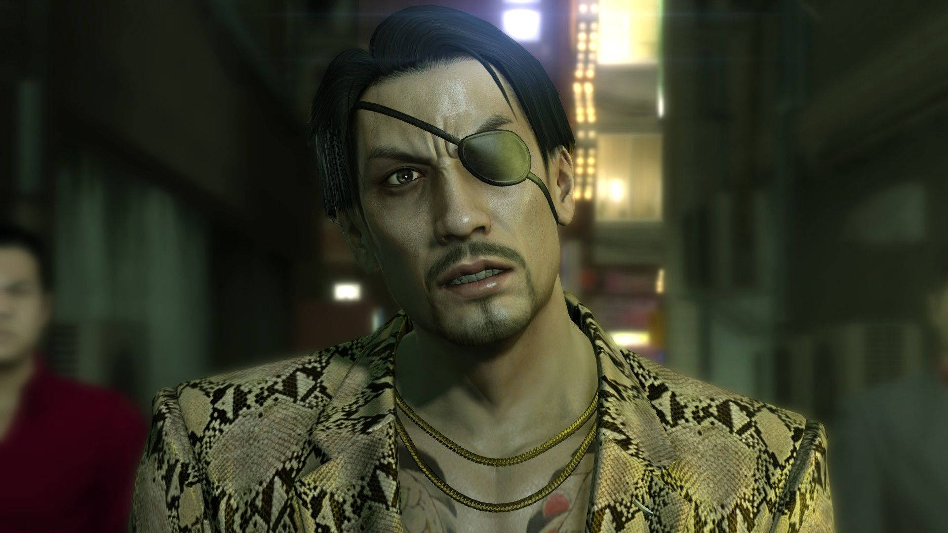 Majima Goro 桌布 壁紙 — 一個戴著眼罩和蛇皮外套的男人夜晚站在霓虹燈照亮的城市小巷中。