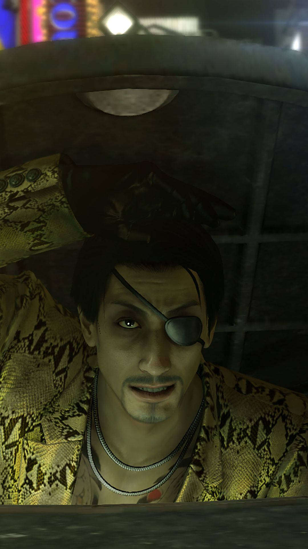 Majima Goro 桌布 壁紙 — 一個戴著眼罩和蛇紋外套的男人在夜間從昏暗的車輛內凝視著。