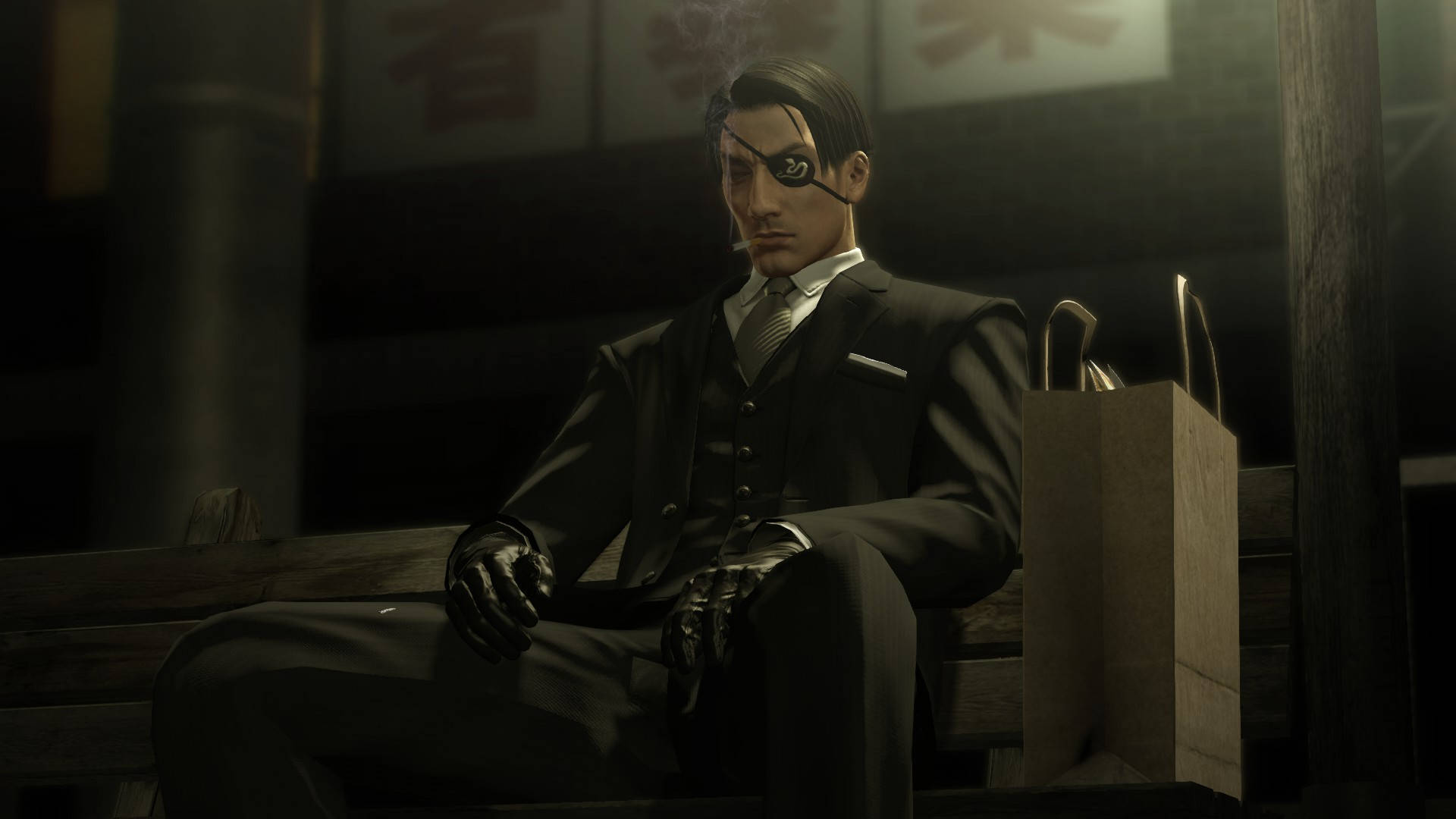 Majima Goro 桌布 壁紙 — 一個戴著眼罩和香煙的男人莊嚴地坐在一條光線昏暗的小巷的木長椅上。