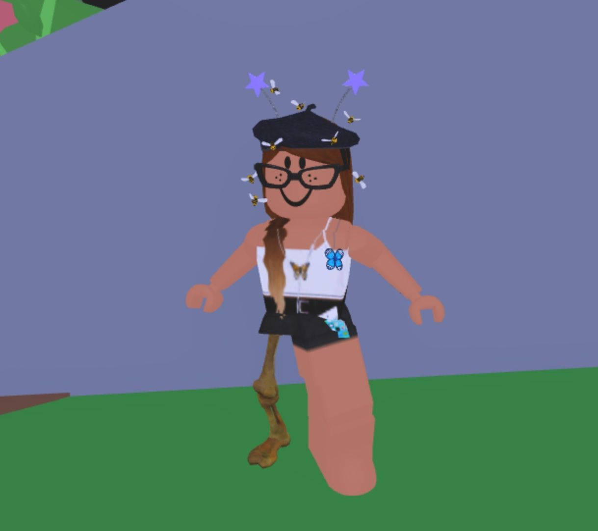 Cute Roblox 桌布 壁紙 — 一個戴著眼鏡和飾有蜜蜂和星星貝雷帽的Roblox虛擬角色，站在紫色背景前的綠色草地上。