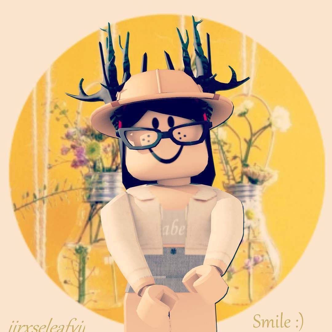 Cute Roblox 桌布 壁紙 — 一個戴著眼鏡和鹿角帽的微笑Roblox頭像站在花瓶前，背景是溫暖的黃色圓形。