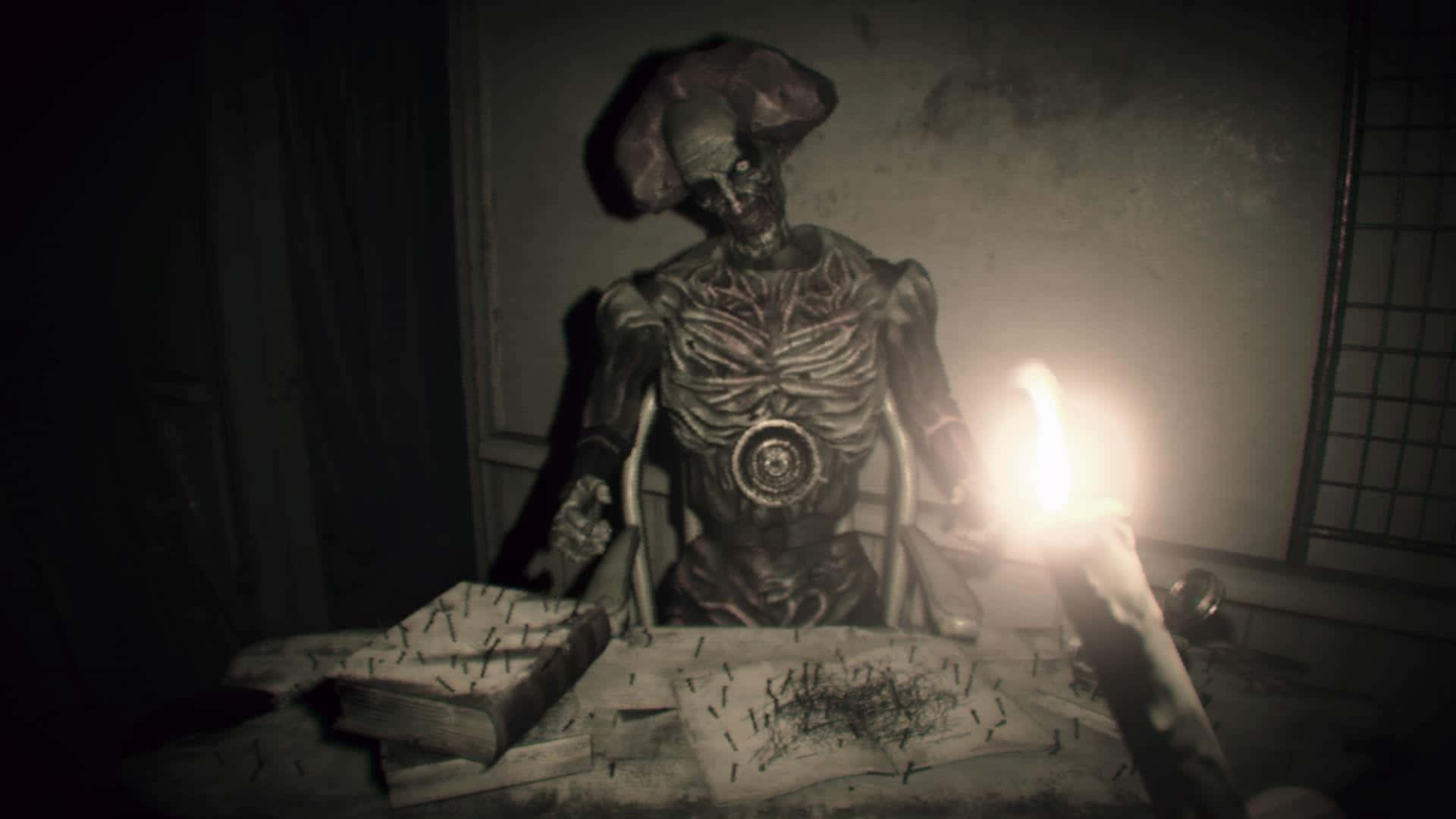 Horror Games 桌布 壁紙 — 一個戴著破爛帽子的怪誕骷髏人物坐在一張釘滿釘子的桌子旁，在黑暗房間中搖曳的燭光下。