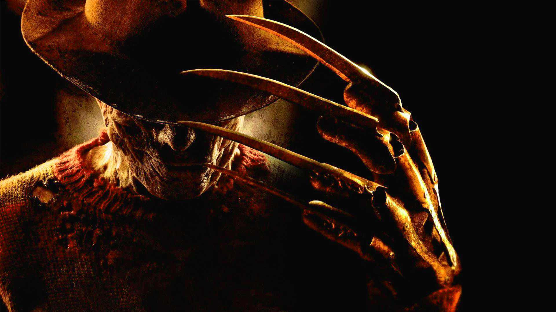 Freddy Krueger 桌布 壁紙 — 一個戴著破舊帽子和血跡斑斑毛衣的可怕人物，在黑暗背景中舉起帶有鋒利刀片的手套。