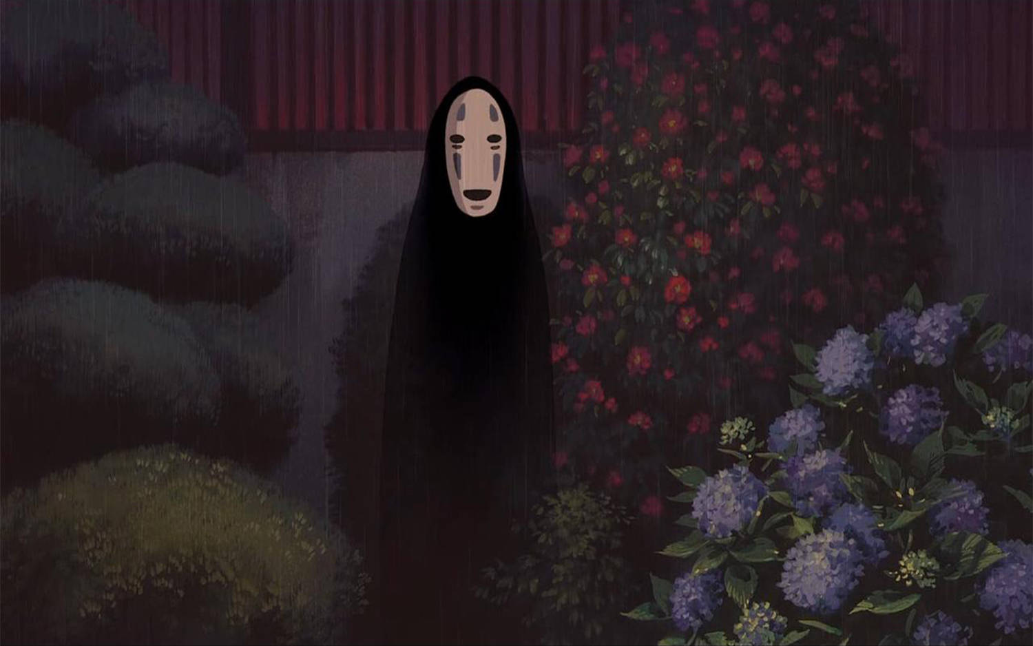 No Face 桌布 壁紙 — 一個戴著空白白色面具的寂靜鬼影，站在黑暗的灌木叢和盛開的紅色和紫色花朵之間，天空昏暗泛紅。