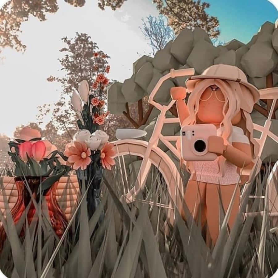 Aesthetic Roblox 桌布 壁紙 — 一個戴著粉紅色帽子和穿著粉紅色裙子的Roblox風格女孩，在陽光明媚的高草和鮮花田野中，在腳踏車旁用粉紅色相機自拍。