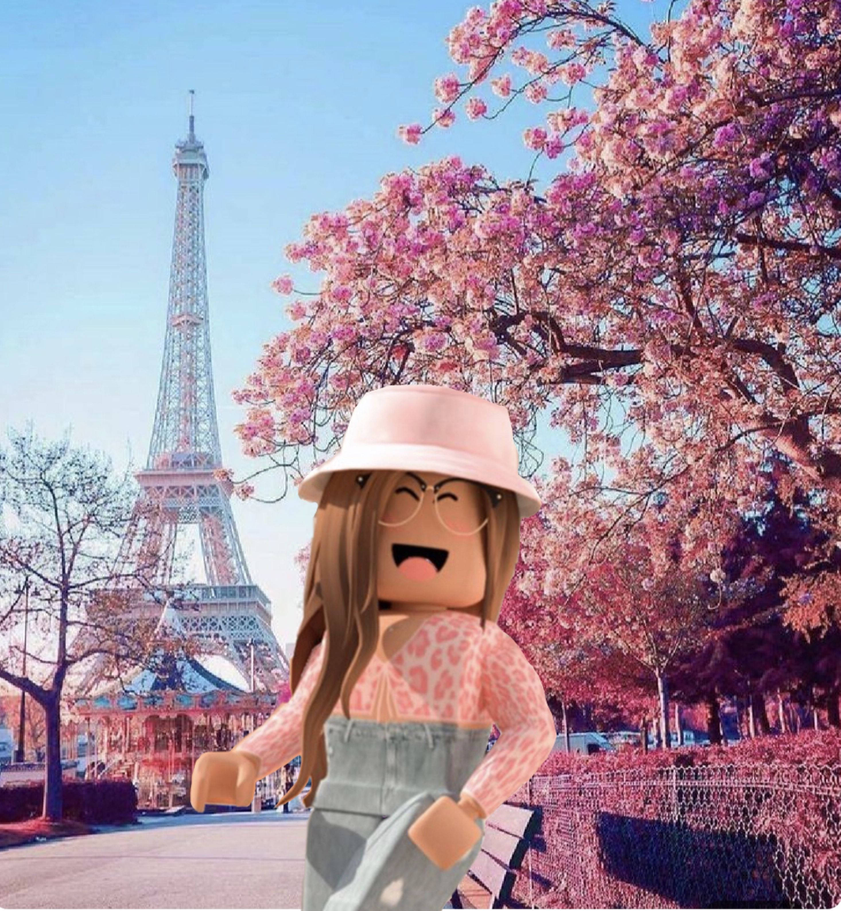 Roblox 桌布 壁紙 — 一個戴著粉紅色帽子的愉快Roblox頭像在盛開的櫻花樹下大笑，背景是艾菲爾鐵塔。
