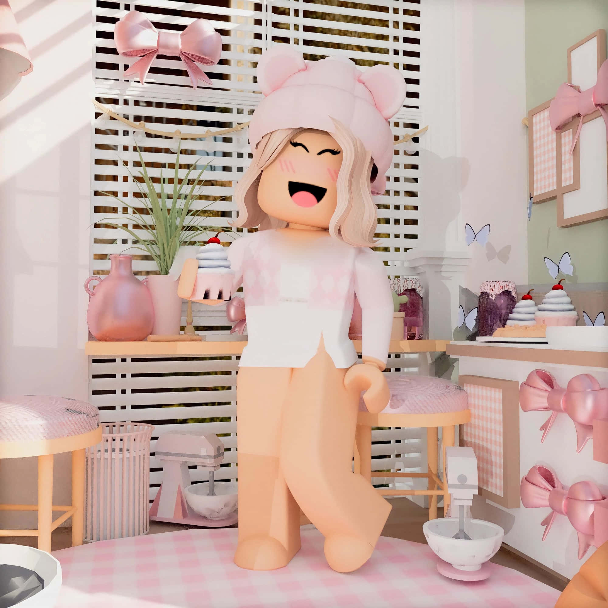 美學 Roblox 女孩 桌布 壁紙 — 一個戴著粉紅色熊帽的開心Roblox頭像，在一個用蝴蝶結和蝴蝶裝飾的粉彩廚房裡，微笑著拿著一個杯子蛋糕。
