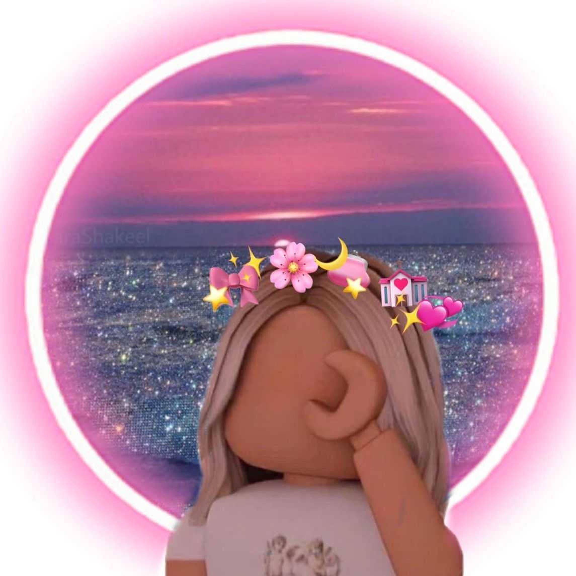 Roblox 女孩 桌布 壁紙 — 一個戴著粉紅色花冠的Roblox虛擬角色，凝視著被發光圓圈框住的粉紅色日落天空下閃閃發光的大海。