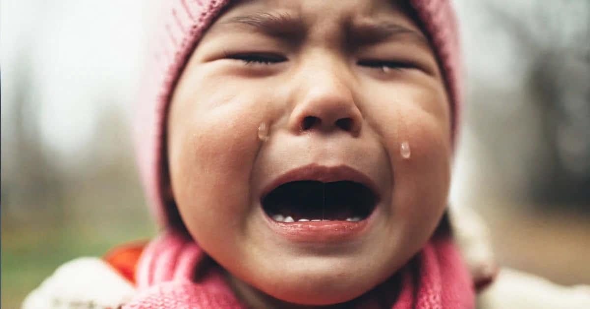 cry 桌布 壁紙 — 一個戴著粉紅色針織帽的小孩近距離特寫，淚水順著臉頰流下。