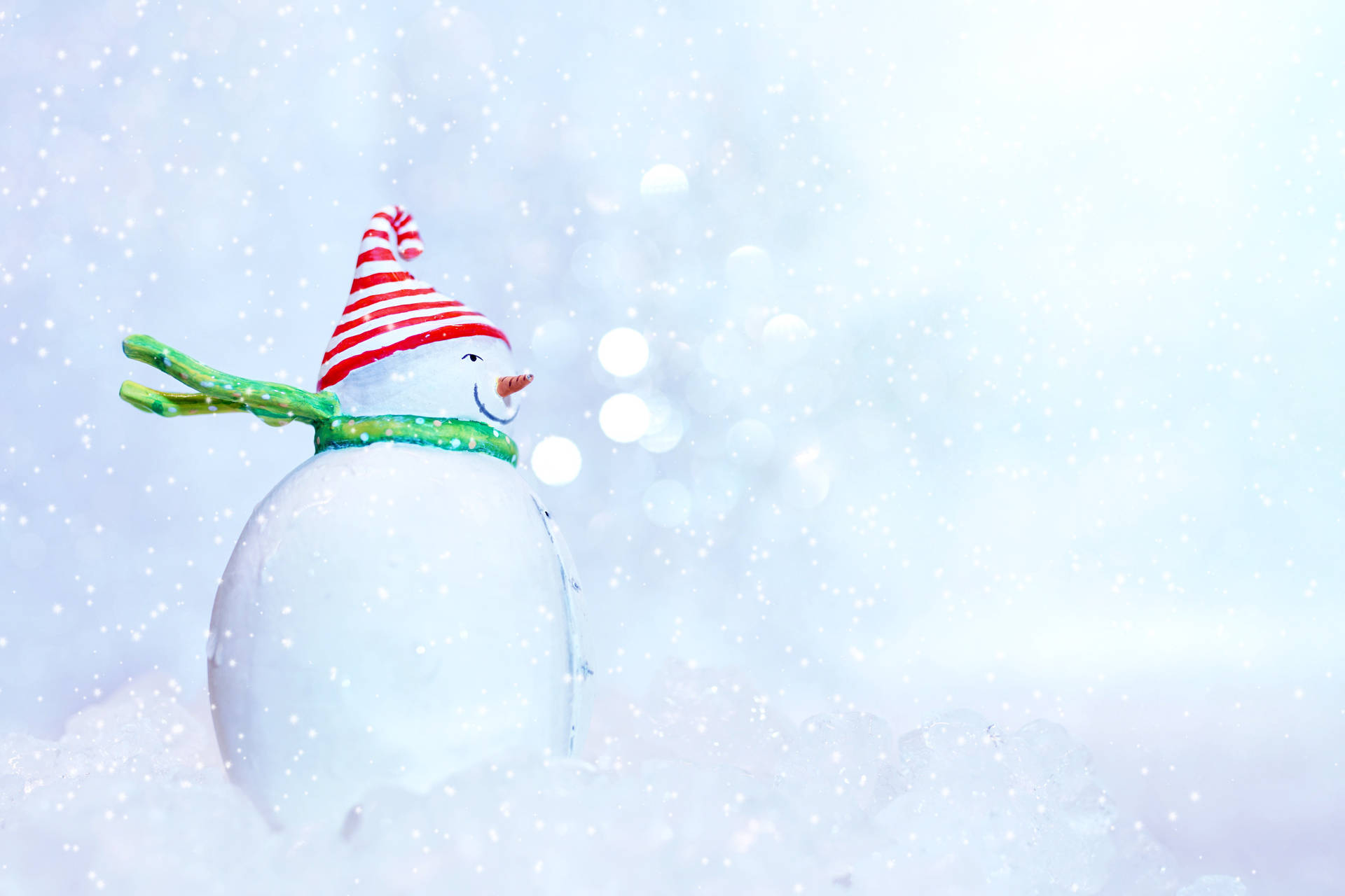 冬日雪中的雪人，戴紅帽子和綠色圍巾