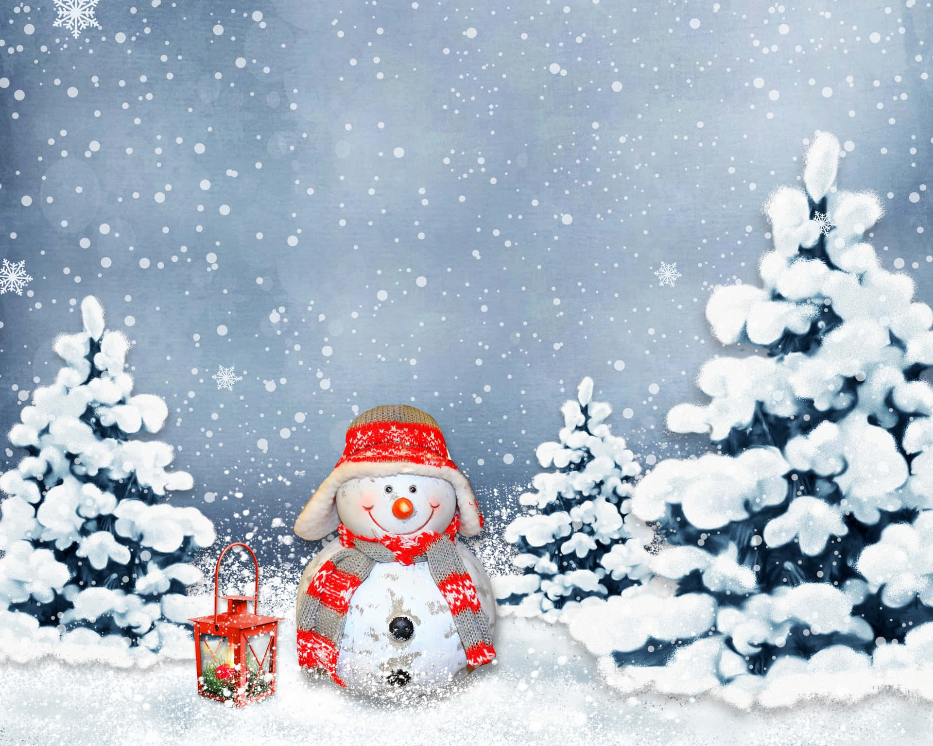  壁紙 — 一個戴著紅色圍巾和帽子的快樂雪人站在雪松林中，旁邊有一盞發光的燈籠，雪花飄落。